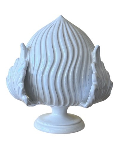 Pumo in ceramica Handmade in Italy (simbolo di prosperità) ambientato su pietra e sfondo di design