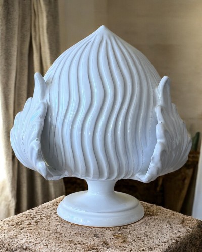 Pumo in ceramica Handmade in Italy (simbolo di prosperità) ambientato su pietra e sfondo di design