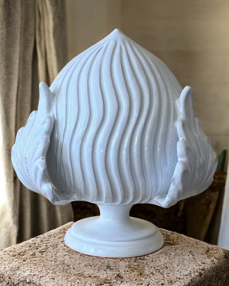 Pumo in ceramica Handmade in Italy (simbolo di prosperità) ambientato su pietra e sfondo di design