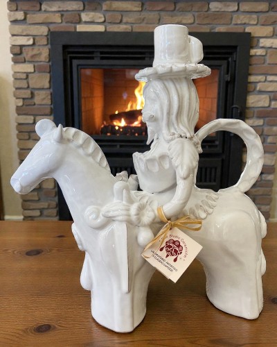 Cavaliere Portacandele Poz Studio di Claudio Capozzi esposto su tavolino davanti a camino. Idea arredo di lusso e design.