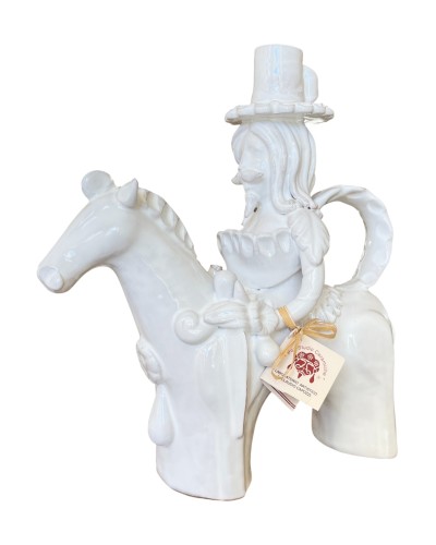 Cavaliere Portacandele Poz Studio di Claudio Capozzi esposto su tavolino davanti a camino. Idea arredo di lusso e design.