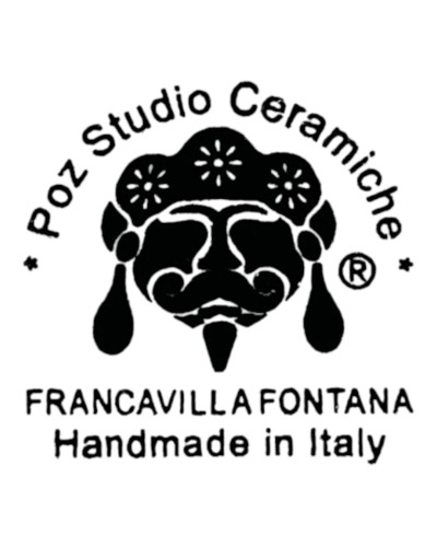 Cavaliere Portacandele Poz Studio di Claudio Capozzi esposto su tavolino davanti a camino. Idea arredo di lusso e design.