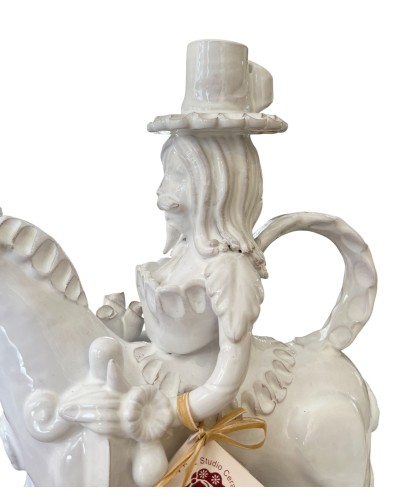 Cavaliere Portacandele Poz Studio di Claudio Capozzi esposto su tavolino davanti a camino. Idea arredo di lusso e design.