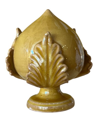 Pumo Pugliese 13cm miele Poz Studio Ceramiche, design artigianale vicino finestra.