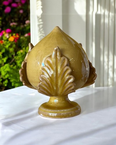 Pumo Pugliese 13cm miele Poz Studio Ceramiche, design artigianale vicino finestra.