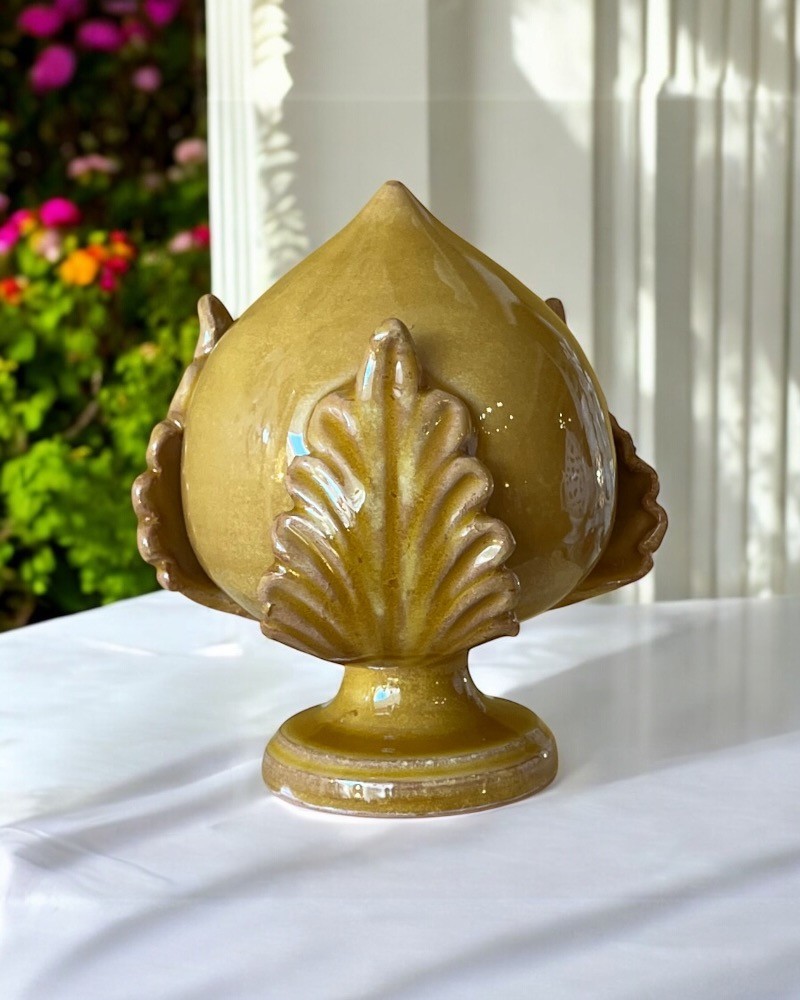 Pumo Pugliese 13cm miele Poz Studio Ceramiche, design artigianale vicino finestra.