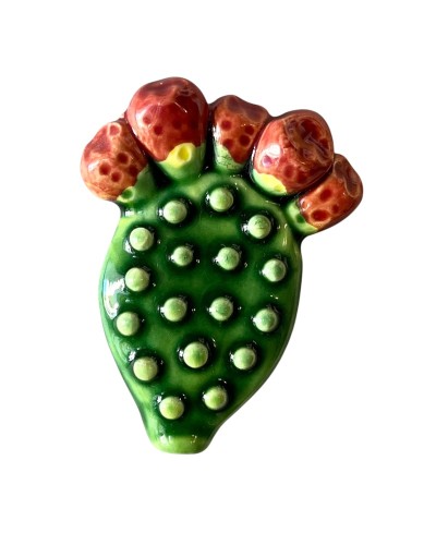 Dettaglio decorativo di una pala di fico d'india artigianale in ceramica inserita in un contesto di arredamento mediterraneo