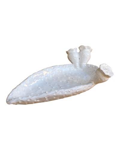 Vassoio in ceramica bianca 21 cm utilizzato come elegante svuotatasche moderno.