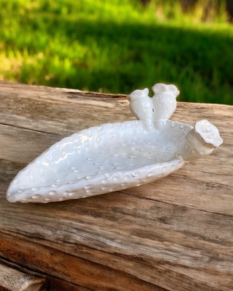 Vassoio in ceramica bianca 21 cm utilizzato come elegante svuotatasche moderno.