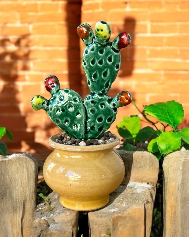 Piantina in ceramica dai colori naturali del Mediterraneo, rifinita con pietre vere.