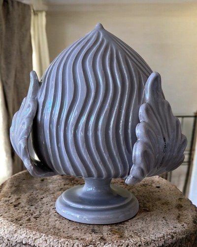 Dettaglio arredamento con pumo pugliese tortora da 18 cm fatto a mano in Puglia.