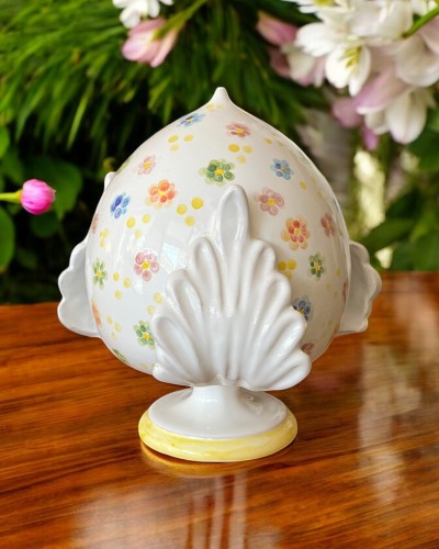 Dettaglio d'arredo con pumo pugliese floreale da 20 cm in ceramica artistica certificata Handmade in Italy.