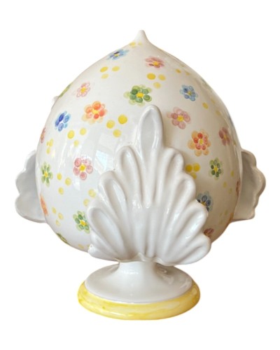 Dettaglio d'arredo con pumo pugliese floreale da 20 cm in ceramica artistica certificata Handmade in Italy.