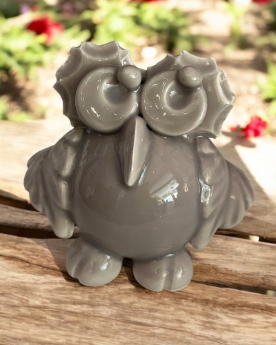 Civetta tortora in ceramica di design ambientata in giardino, ideale come regalo unico o bomboniera artigianale su richiesta