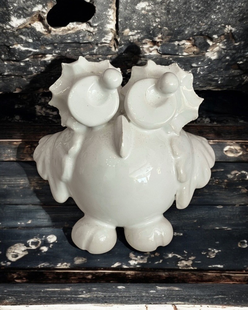 Scultura di civetta bianca in ceramica artistica per bomboniere ed eventi, pezzo unico con marchio registrato, Handmade in Italy
