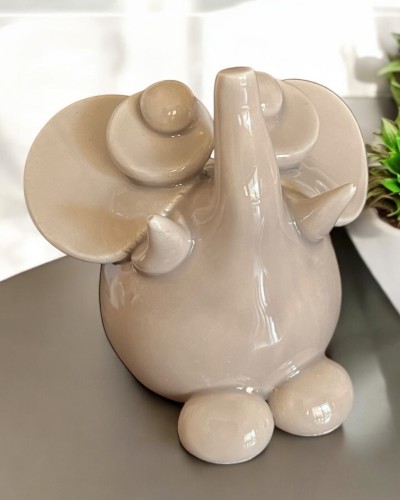 Elefantino color tortora di Poz Studio Ceramiche, ideale come bomboniera personalizzata con nomi e date