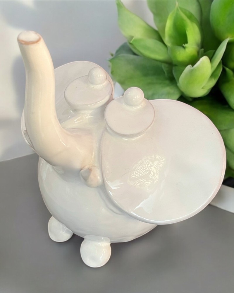 Elefante  in maiolica bianca di Poz Studio Ceramiche, scultura artigianale da arredamento con certificazione Handmade in Italy.