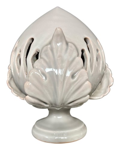 Pumo pugliese in ceramica artigianale color tortora esposto su pietra tipica pugliese, design Poz Studio, arredamento esclusivo