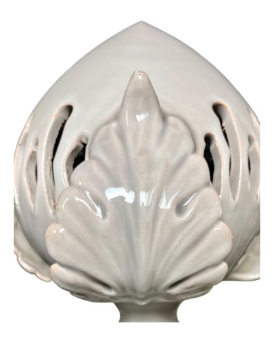 Pumo pugliese in ceramica artigianale color tortora esposto su pietra tipica pugliese, design Poz Studio, arredamento esclusivo