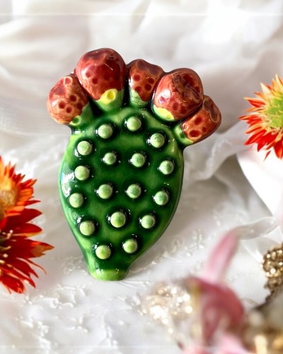 Dettaglio decorativo di una pala di fico d'india artigianale in ceramica inserita in un contesto di arredamento mediterraneo