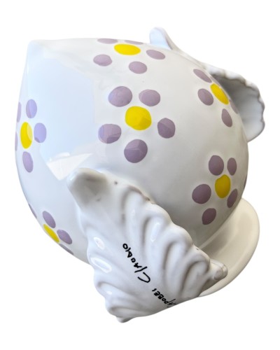 Pumo pugliese Poz Studio con fiori color glicine a rilievo in ambientazione artigianale