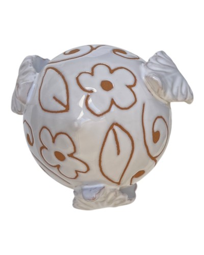 Pumo Poz Studio bianco con incisione fiori su tavolo in legno con peperoncini e pianta di basilico alla finestra