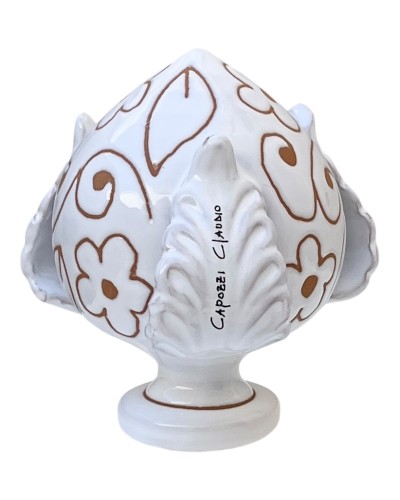 Pumo Poz Studio bianco con incisione fiori su tavolo in legno con peperoncini e pianta di basilico alla finestra