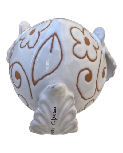 Pumo Poz Studio bianco con incisione fiori su tavolo in legno con peperoncini e pianta di basilico alla finestra