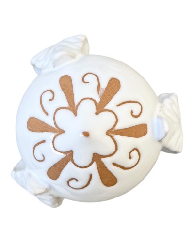 Pumo bianco Poz Studio inciso a goccia su tavolino in legno circondato da foglie d'ulivo pugliese