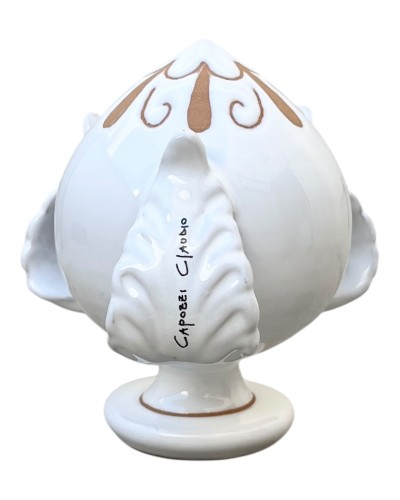 Pumo bianco Poz Studio inciso a goccia su tavolino in legno circondato da foglie d'ulivo pugliese