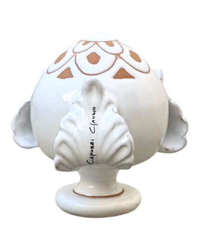 Pumo bianco Poz Studio incisione Pigna su tavolo in legno con basilico, pomodori e vista su paesaggio di ulivi pugliesi