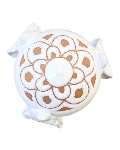 Pumo bianco Poz Studio incisione Pigna su tavolo in legno con basilico, pomodori e vista su paesaggio di ulivi pugliesi