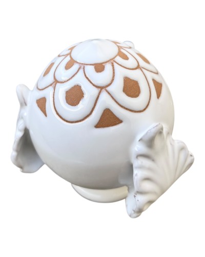 Pumo bianco Poz Studio incisione Pigna su tavolo in legno con basilico, pomodori e vista su paesaggio di ulivi pugliesi