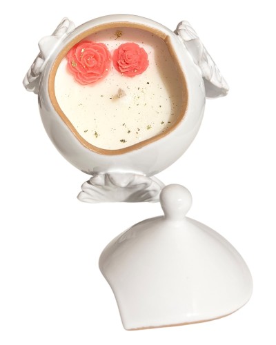 Pumo pugliese Poz Studio aperto con candela accesa e coperchio su tavolo in legno, con pomodori, olive e sfondo di uliveti.