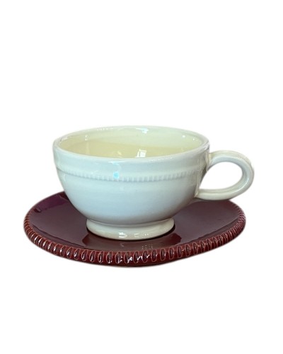 Oggetto da collezione in ceramica pugliese Poz Studio, candela profumata in tazza retrò ambientata in un interno tradizionale