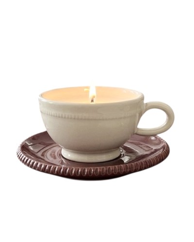 Oggetto da collezione in ceramica pugliese Poz Studio, candela profumata in tazza retrò ambientata in un interno tradizionale