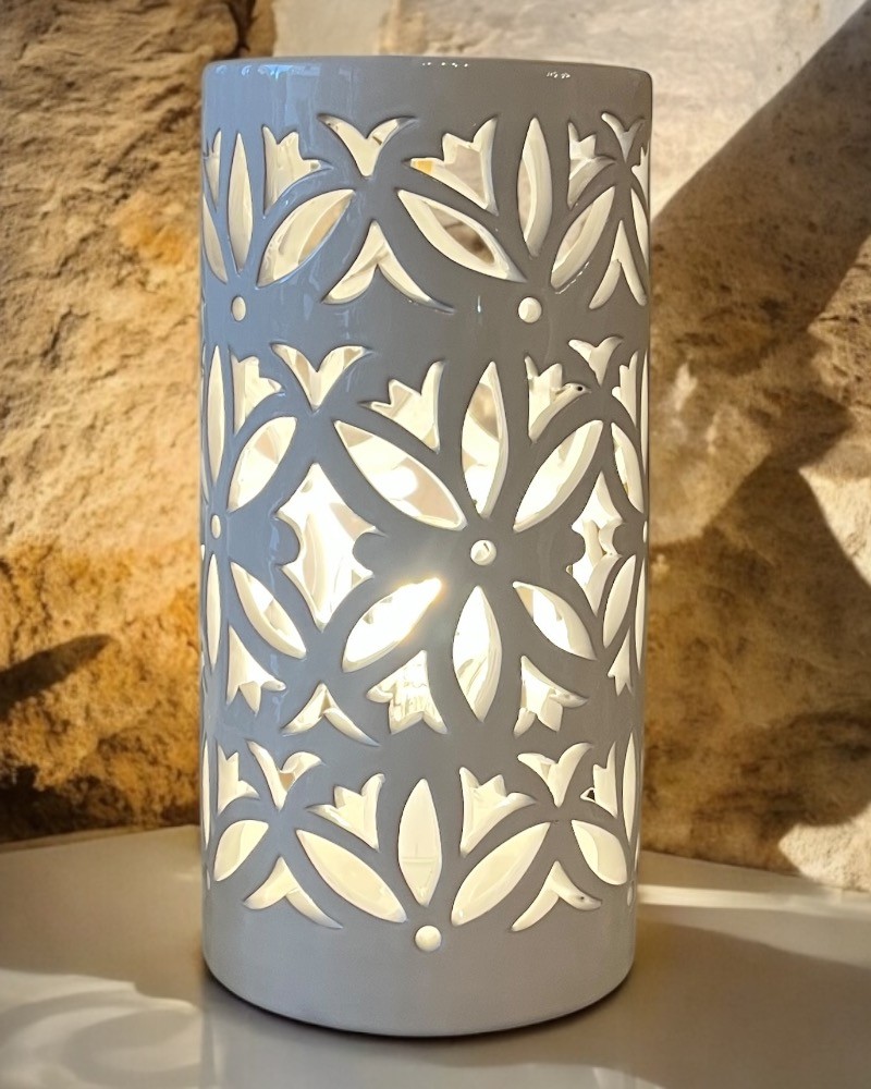 Lampada Cilindrica Artigianale in Ceramica Bianca Intagliata