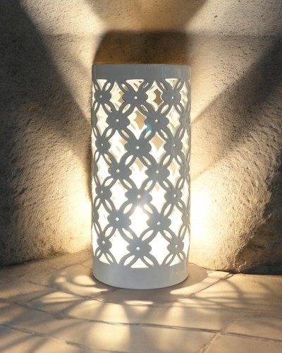 Lampada Cilindrica Artigianale in Ceramica Bianca Intagliata